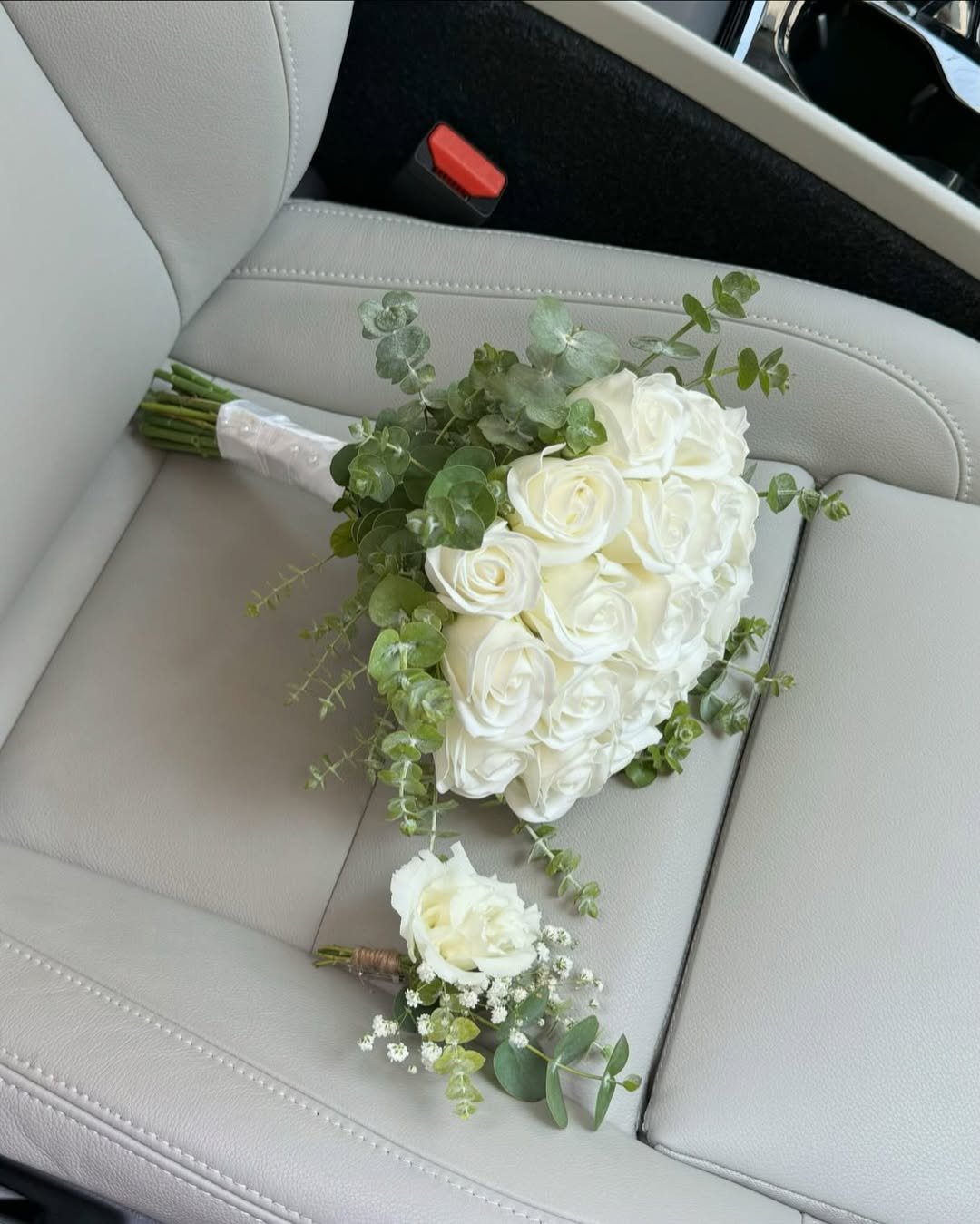 Beyaz gül ve okaliptüs gelin buketi – Bursa